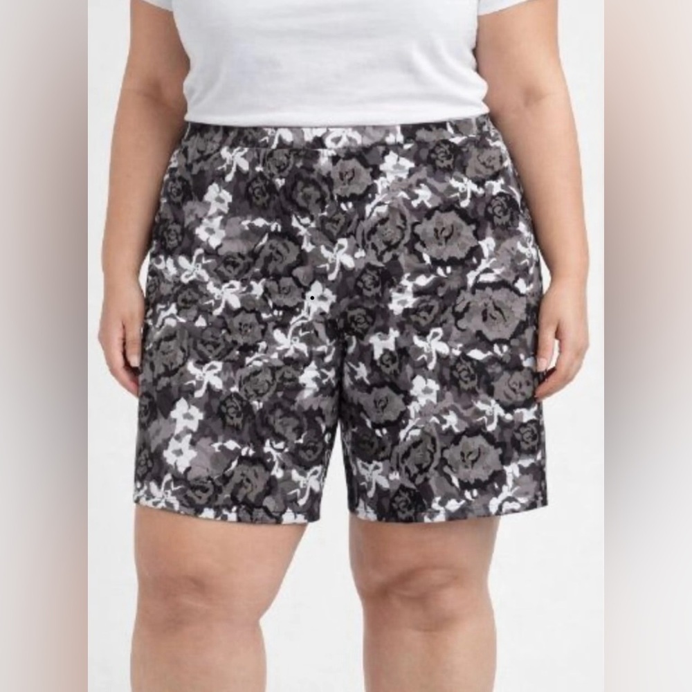 Isaac Mizrahi Black and Gray Floral Camo Athletic Shorts